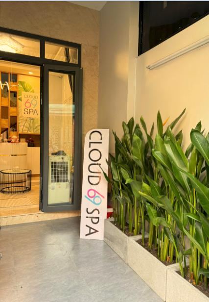Lối vào spa với chậu cây xanh