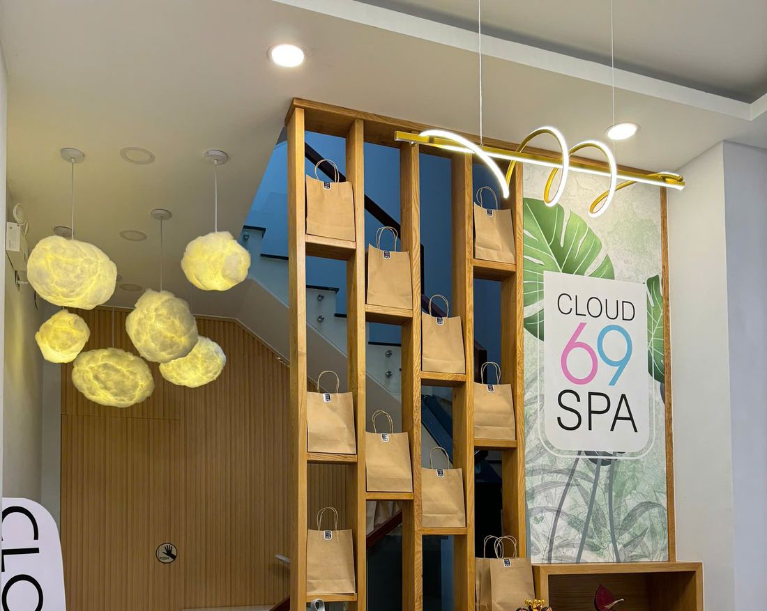 Quầy lễ tân CLOUD69 SPA với đèn hình đám mây